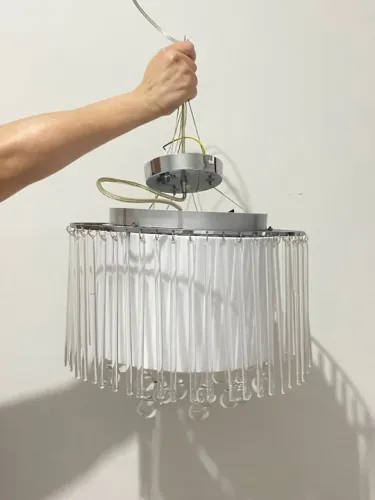 Lustre Pendente Grande - Cúpula Branca com Bastões e Gotas de Cristal