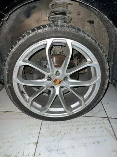 Jogo de Rodas aro 20 com pneus da porsche