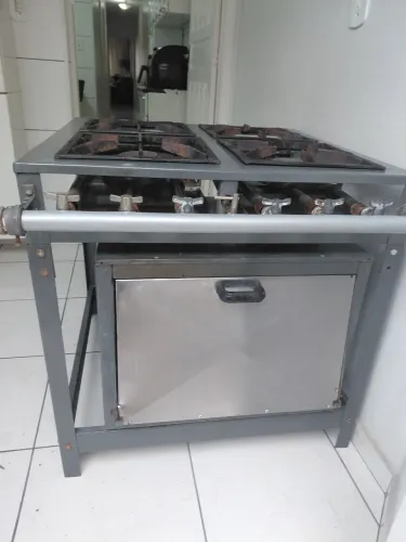 Vendo fogão industrial primeira linha semi novo de quatro bocas e forno muito bom