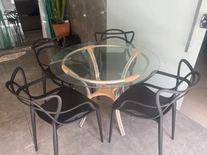 Mesa de fibra com cadeiras novas 
