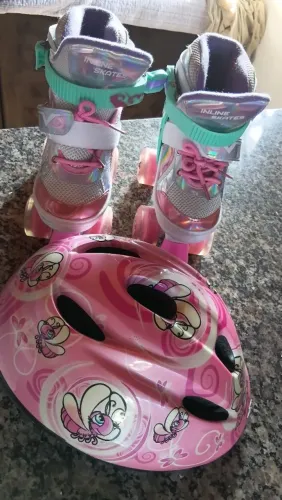 Patins e capacete 