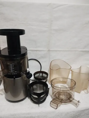 Máquina Slow Juicer Suco Prensado a Frio Hurom