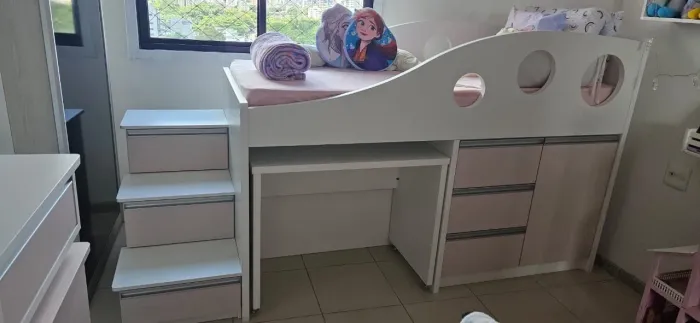 Cama MDF, com espaço para estudos!