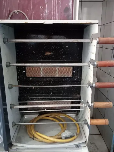 Máquina de asa frango toda funcionando