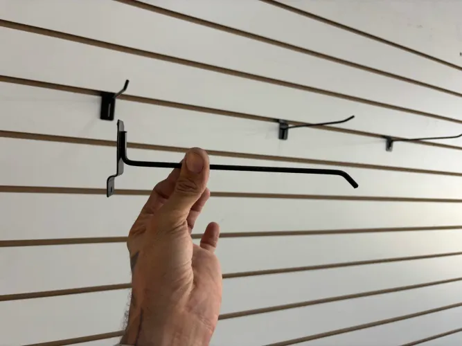 Painéis expositores com ganchos e prateleiras em acrílico para expor acessórios e tênis! 