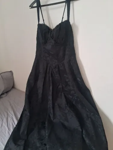 Vestido preto bordado com flores ótimo estado