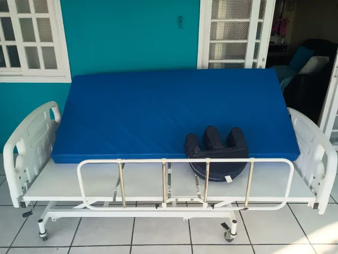 Cama hospitalar com regulagem de cabeceira pés e altura