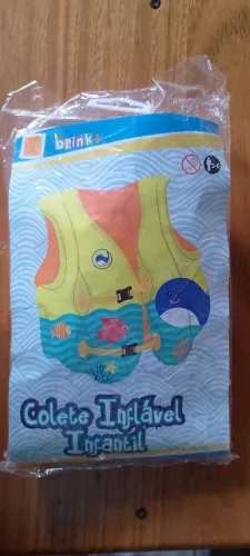 Óculos e colete infantil para natação