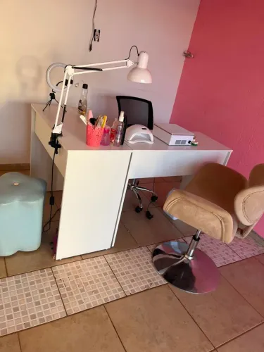 Vendo meus materiais de nails designer, acompanhado da mesa, cadeira e poltrona