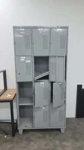 Armário Roupeiro de Aço com 9 Portas