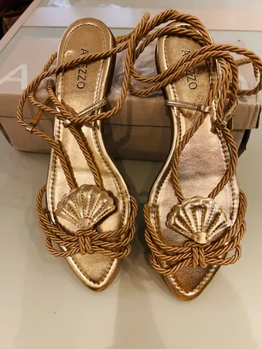 Rasteirinha AREZZO, com cordões de amarração. 