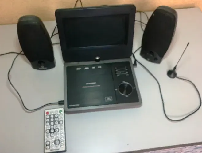 Vendo Uma Televisão de 7? com DVD 02 Caixas Acustica