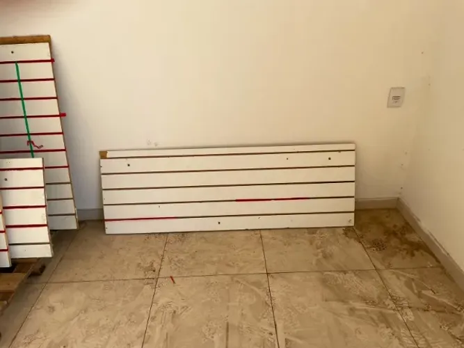 **Painel Canaletado MDF 55x1,65m | Painel Expositor de Parede | MDF | Loja, Comércio, Vi