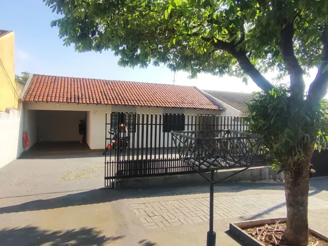 Vende-se duas casas no mesmo terreno