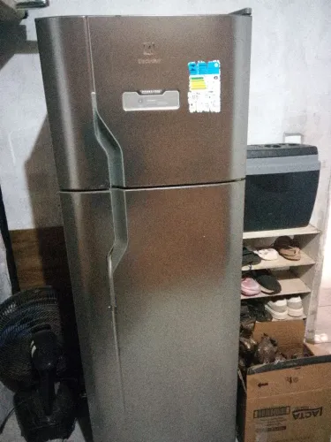 Vendo geladeira 1.000 reais pra vender logo.