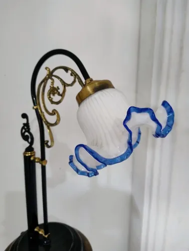 Luminária Tiffany com Cúpula em Opalina Branca com Detalhes em Azul 