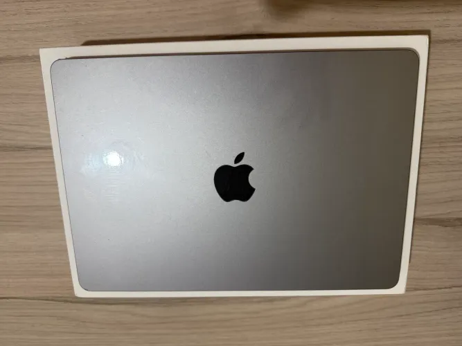 Vendo Macbook Air with Apple M2