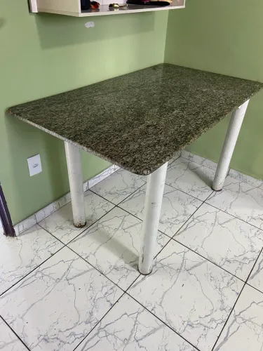 Vende se uma mesa pedra de granito 