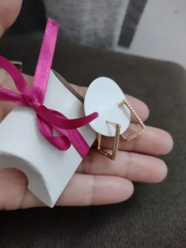 Semijóias banhado a ouro 18 com delicadas pedras em zircônia presentes.