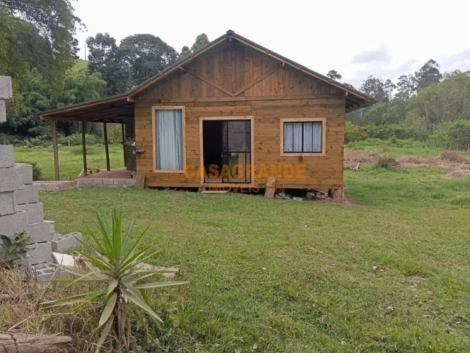 Chacara para venda possui 90 m² com 3 quartos no Bairro Ponte Nova - Sapucaí-Mirim - MG