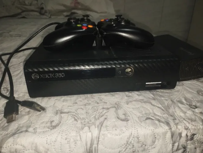 XBOX 360 RGH 2 CONTROLES, HD 500GB E FONTE, TUDO ORIGINAL (DEFEITO LUZ VERMELHA)