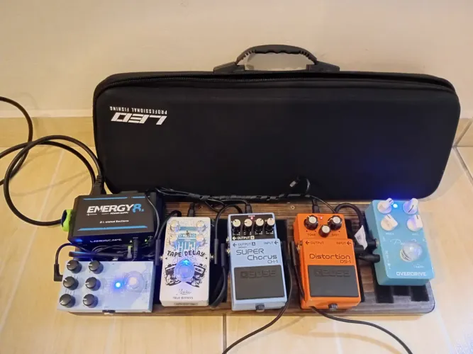 Pedalboard completo com pedais Boss e fonte Energy 8
