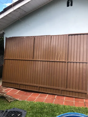 Portão de correr de chapa galvanizada 