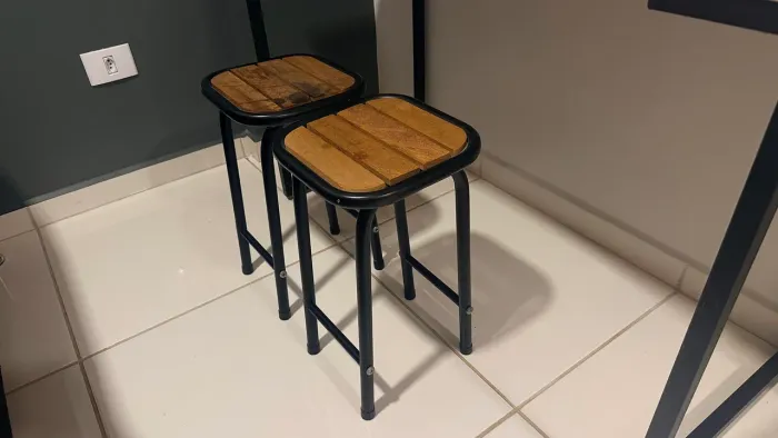 MESA DE ESCRITÓRIO/JANTAR + BANQUETAS