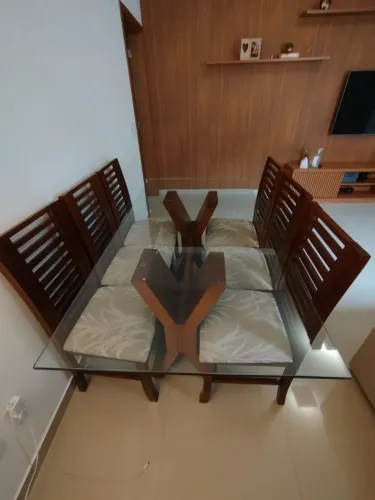 Mesa de jantar madeira maciça com 6 cadeiras e tampo de vidro