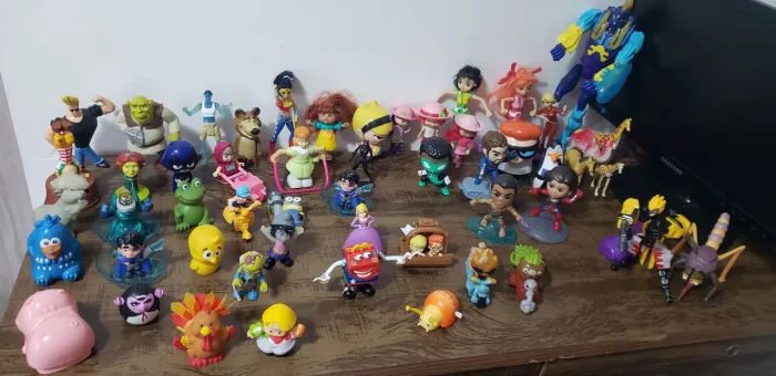 Brinquedos bonecos de personagens 1,50 cada