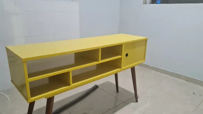 Rack retrô amarelo estilo vintage