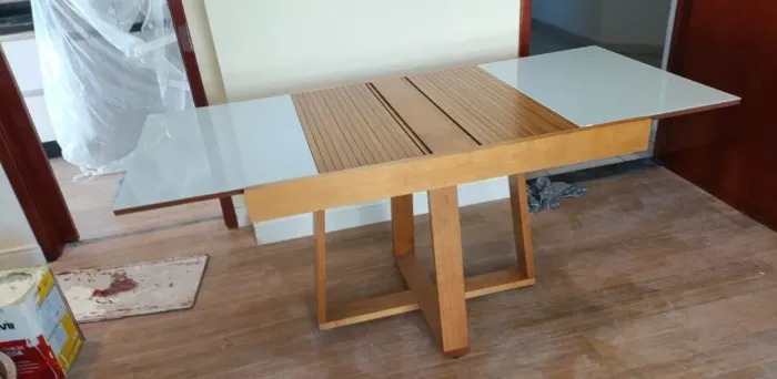 Mesa de jantar extensiva 4 e 6 cadeiras em madeira maciça 