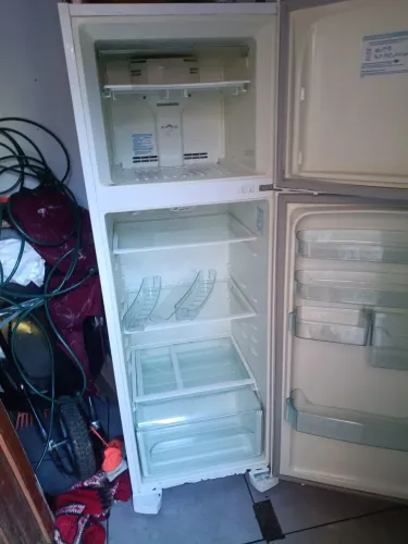 Vende se geladeira 