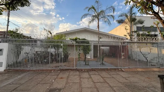 Casa Térrea Setor Coimbra, 5 quartos (3 suítes), 335 m² construídos, Lote 450 m² - Av.220