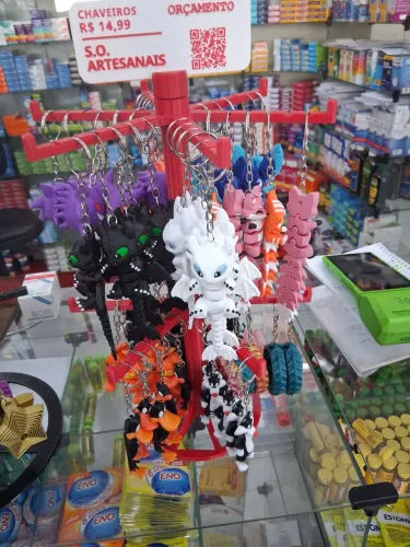 Expositor com 60 unidades de chaveiros 3D para Revenda!