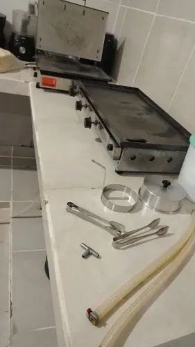 Chapa de lanche com utensílios