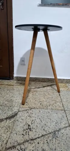 Mesa de tampo redondo. Em madeira, pés em madeiraTampo preto. 70 cm de altura