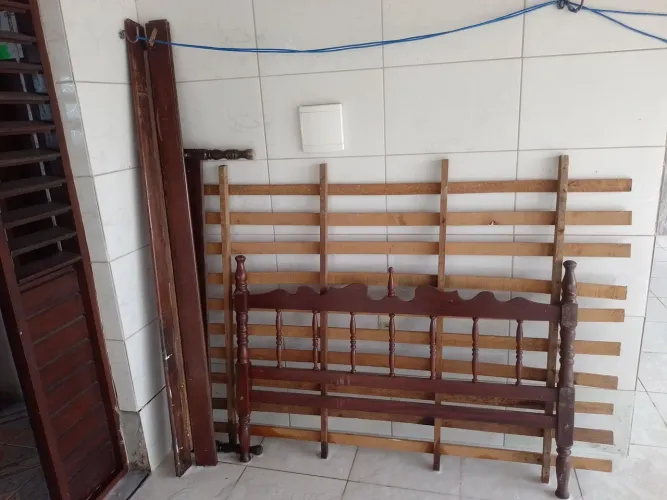 Cama de madeira casal