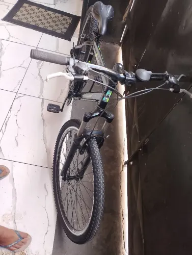 Vende-se duas bicicletas uma com marcha e outra sem