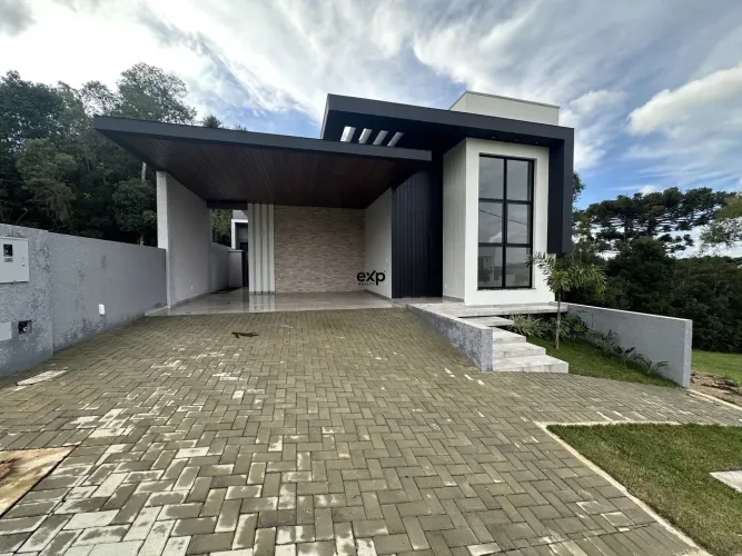 Casa de Alto Padrão à Venda - Arquitetura Moderna e Vista para Área de Preservação