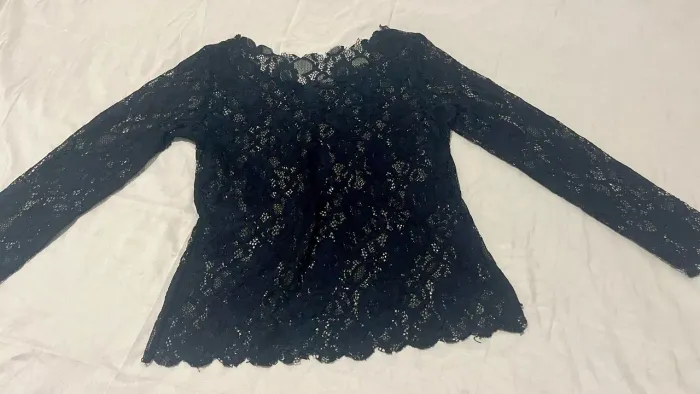 Blusa rendada preta*