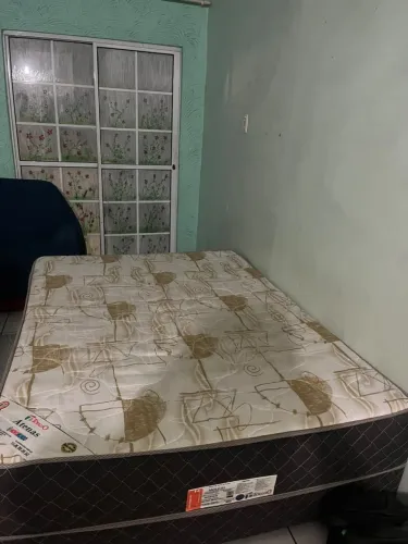 Cama semi nova, 2 meses de tirada em loja, vendo com urgência.