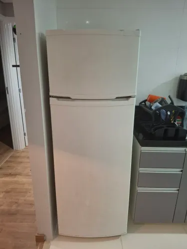 Geladeira Consul, Modelo CRD36FBANA, 127v. 334 Litros.