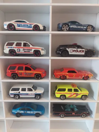 Hot Wheels e Matchbox - Viaturas diversas