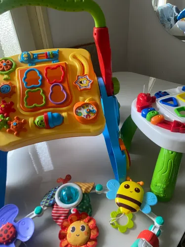Lote de brinquedos-andador 4 e1, mesa didática, móbile para carrinho e berço 