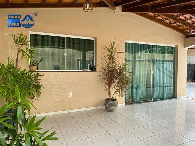 Casa super bem localizada, perto de tudo, escola, igreja, posto saúde, bancos etc.