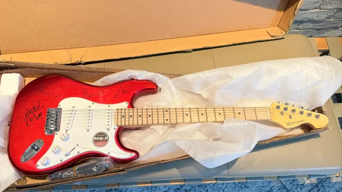 Relíquia Skank: Guitarra Autografada por Samuel Rosa e Banda (Peça de Colecionador) 