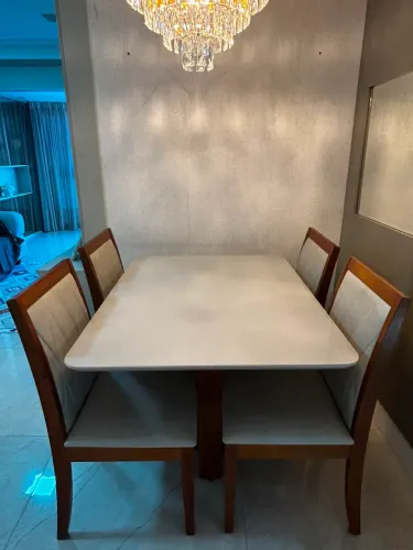 Mesa de Jantar Laqueada com Tampo de Vidro + 4 Cadeiras | Estado de Nova