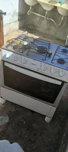 Vendo fogão de 5 bocas sem tampa tudo funcionando da marca Mônaco cor branca 