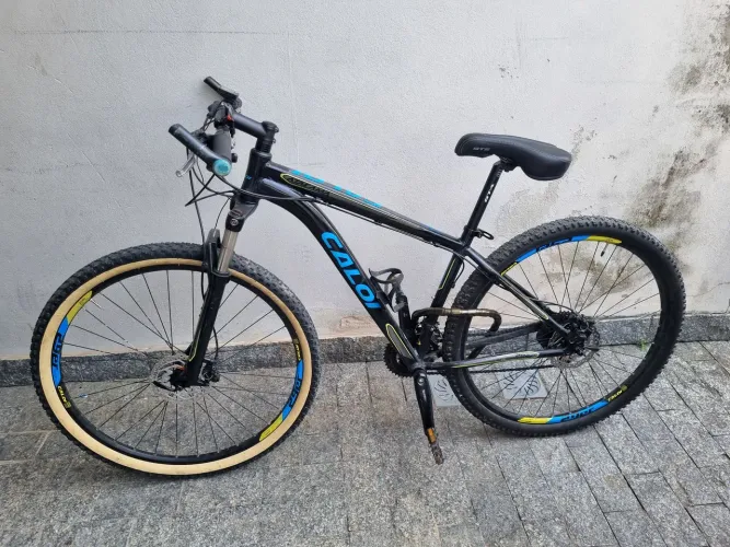 Bicicleta aro 29 Shimano Caloi Atacama 24 marchas freios hidráulicos.